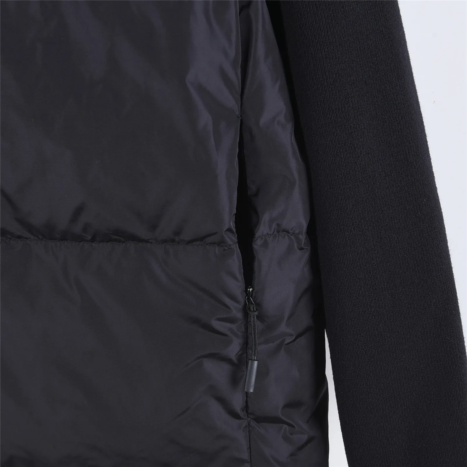 P820 ​​Big Goose 90 down knitted splicing stand collar Snow White 2nd generation down jacket Canada Goose Canada Goose 6507w HyBridge series FW24 windproof and waterproof splicing stand collar long sleeve wool short down jacket for women Knitted splicing thin down jacket! At this time of year, several sweaters with down are released. In fact, the evergreen style of sweaters and down is a basic style. It can be worn alone or layered, which will give it a more layered look!!! The front is down, and the back and two sleeves are made of wool blended fabrics. The soft and delicate knitted feel is not irritating at all! The texture is amazing, the velvet is large, delicate and stemless, and full of fluffiness! The filling is sufficient, and the thermal performance is second to none!!! It is windproof and warm, eliminating any possibility of velvet running. It feels silky and smooth, and the stiffness is also very good. The upper body will not look bloated. It is an evergreen model with a spliced ​​design! Color: cotton straw white, black Size: S, M, L